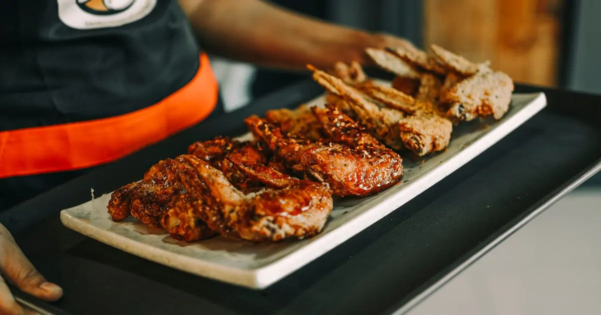Fried chicken wings on a plate - Dry rub vs sauced wings at Wingstop
