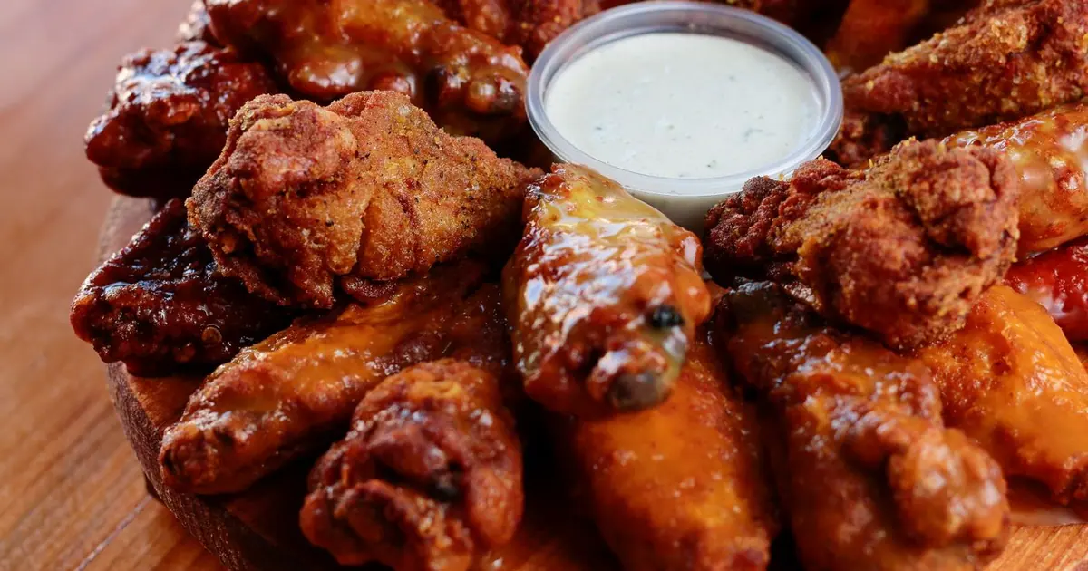 Chicken wings with a creamy dip, no fries - Wingstop keto and low-carb options: carbs per wing