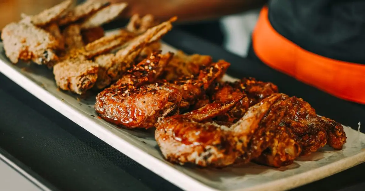 Plain fried chicken wings on a plate - Wingstop keto and low-carb options: carbs per wing