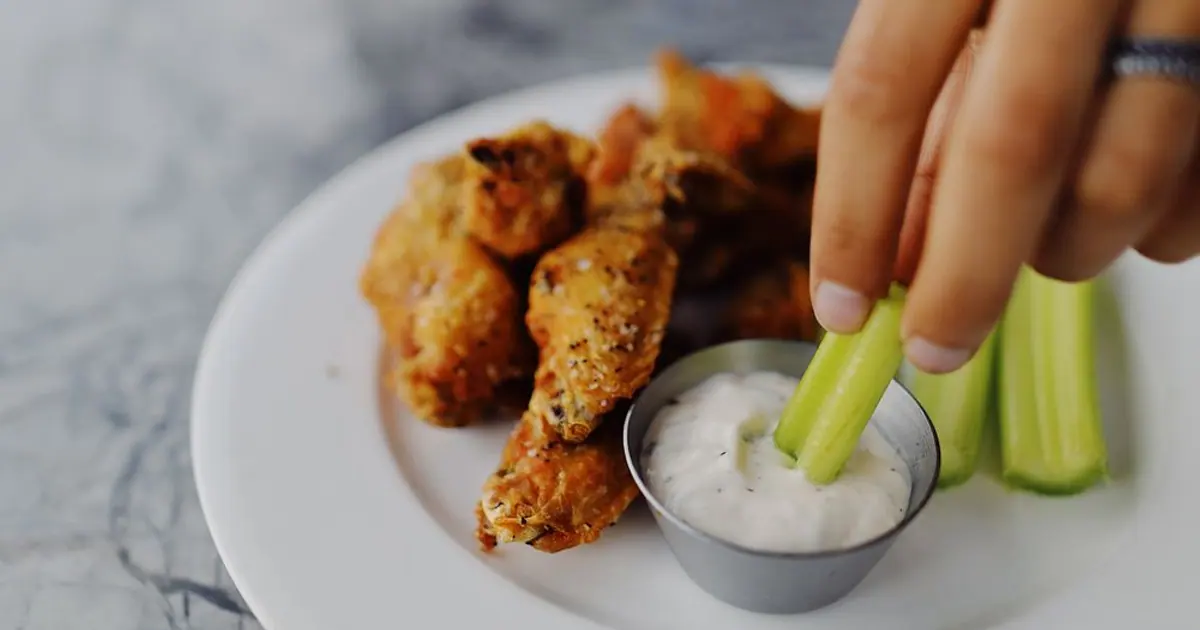 Wings with celery sticks and ranch for a lighter meal - Wingstop meals under 1,000 calories