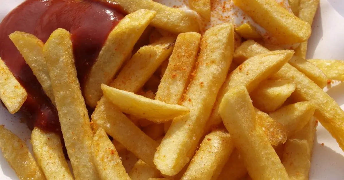 A small portion of french fries - Wingstop meals under 1,000 calories